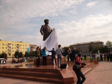 На привокзальной площади открыли памятник Магжану Жумабаеву